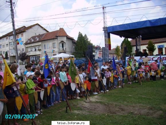 zilele orasului teius 2007 discutii copiii din teius uitanduse cavaleri din medias