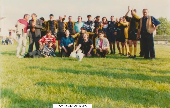 echipa mare dupa castigarea barajului. poza de grup cu cupa. 2000/2001