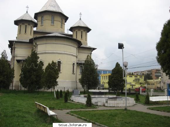 fatana arteziana cu biserica in fundal blog romania 2008 - george costea