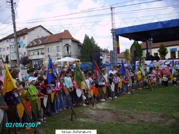 copiii din teius uitanduse la cavaleri din medias zilele orasului teius - 2007 - discutii