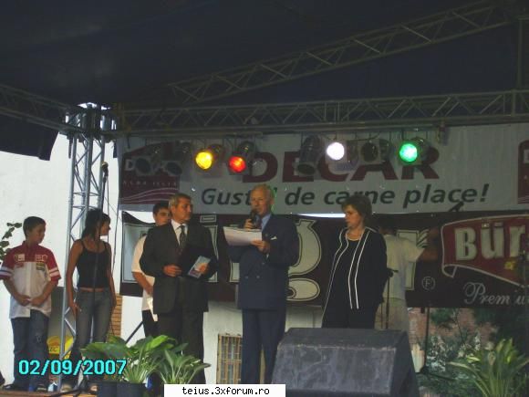 primaru mateica , profesoru aredelean si profesoara campeanu zilele orasului teius - 2007 - discutii